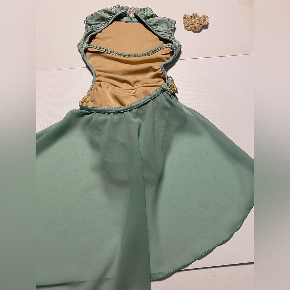 Rare Glamour competition solo dance costume
sage green lyrical SC child - Picture 5 of 11